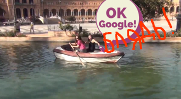 Две девушки не могут разобраться, как грести на лодке