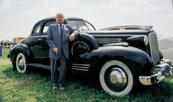 Пианист, актер, герой французского Сопротивления Глеб Васильевич Плаксин родился во Франции. Двухдверный Cadillac с V8 1937 года выпуска купил в 1947-м в Париже и, переехав в СССР, привез в Москву. Знание пяти языков, аристократические манеры и нескромный, несоциалистический автомобиль помешали Глебу Васильевичу сделать в СССР карьеру. В фильмах, в частности, в  Ошибке резидента  и  Судьбе резидента , играл эпизодические роли, с концертами выступал в провинции. Но на Кадиллаке Плаксин ездил до конца 1990-х.