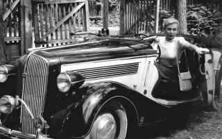 Валентина Серова   звезда театра и кино конца 1930-х   начала 1940-х. Сохранилось фото, где актриса за рулем элегантного родстера Opel Super 6 с заказным кузовом знаменитого немецкого ателье Glaser. Трофейных машин после войны в СССР было очень много, и какие-то из них, понятно, попали в руки знаменитостей.