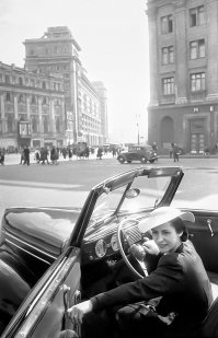 Знаменитая балерина, прима Большого театра Ольга Лепешинская в 1940-х ездила по Москве на кабриолете Ford V8.