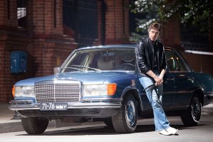 Голубой Mercedes-Benz W 116 c номером 71-76 ММУ в конце 1970-х знала вся Москва. До этого Владимир Высоцкий ездил на Renault 16, BMW, но Мерседес стал самой известной его машиной. Теперь еще и благодаря недавнему фильму, для которого создали практически точную копию той машины. У поэта и актера был еще и второй, двухдверный Mercedes-Benz SLC, на котором 1 января 1980-го он попал в аварию на Ленинском проспекте. Эту машину до ухода поэта из жизни так и не восстановили.