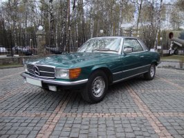 Голубой Mercedes-Benz W 116 c номером 71-76 ММУ в конце 1970-х знала вся Москва. До этого Владимир Высоцкий ездил на Renault 16, BMW, но Мерседес стал самой известной его машиной. Теперь еще и благодаря недавнему фильму, для которого создали практически точную копию той машины. У поэта и актера был еще и второй, двухдверный Mercedes-Benz SLC, на котором 1 января 1980-го он попал в аварию на Ленинском проспекте. Эту машину до ухода поэта из жизни так и не восстановили.