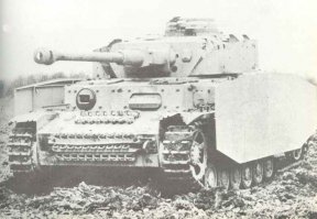 На одной фотографии Pz.Kpfw.IV Ausf.J, на второй Pz.Kpfw.IV Ausf.G поздних модификаций.
К первой фотографии все-таки склоняюсь к своему варианту - хоть ракурс почти фронтальный, но по длине ствола больше похоже на L48, учитывая, на сколько тень падает за корпус при почти вертикальном свете солнца.
Иные отличительные черты найти сложно.