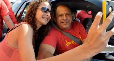 Президент Коста-Рики случайно проглотил осу во время интервью, но не запаниковал и продолжил выступление