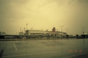 Русский турист заходит в магазин в Таллине и начинает с трудом на ломаном эстонском долго объяснять, что он хочет купить.
Продавщица:
  Я знаю русский, можете все говорить по-русски!
  Ну уж нет! Мы столько лет слушали ваш русский, теперь слушайте наш эстонский!

В 2004м меня впечатлили паромы, похожие на огромные дома по размерам. До этого никогда ничего подобного не видел.

И в старом Таллине в магазинчике покупал супруге серёжки с янтарём. Продавщица поговорила с какими-то немцами на немецком, с другими туристами на английском, потом со мной на русском, позвонила в банк, узнала курс их крон к рублю на эстонском. Всяко она ещё на финском умела общаться. Вот такая продавщица-полиглот попалась!!!