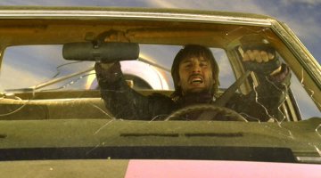 Водитель перелетел на автомобиле через реку и погиб