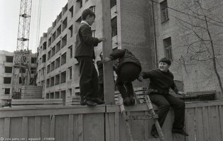 Это вы ещё наши советские игровые площадки не видели)