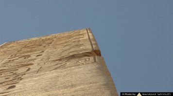 >Дополнительно добавлю, что на видео делался рез медной пилой небольшого >камня рез всего 17 мм глубиной и делался по прямой линии. А камни есть и метр >высотой/длиной/шириной и два и больше, что-то мне подсказывает, что согнется >эта пила и ее закусит или она порвется (медь мягкая). 

Данной пилой можно делать такой надрез сколько угодно метров. И именно поэтому такие "распилы - кривые." Данная технология использовалась вот например тут, на обелиске.