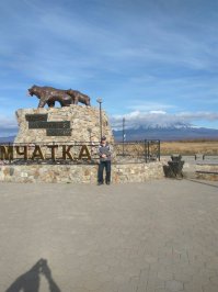 Афтор приехал попить пива с подругой(???), в отеле на кровати.  На самом деле П-Камчатский многогранен.  Видовые площадки замечательные, горнолыжка "Морозко", сероводородные ванны , на каждом углу - пивоварни + морепродукты. Да и вообще много чего замеычательного.