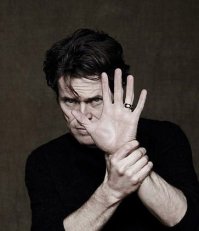 Рискну добавить от себя пару лиц. Мужчины, которых трудно назвать КЛАССИЧЕСКИМИ красавцами, но, тем не менее, глаз от них оторвать не возможно (по моему мнению). Выбирая фотографии, старалась придерживаться стиля автора поста. И спасибо за пост.  :) Итак, Уиллем Дефо .