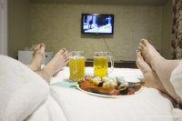 жирную рыбу на постель!?!..свинство