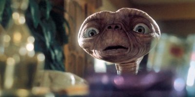 Художник видит лица в предметах и рисует по ним персонажей