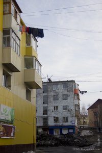 Ну вот на этом фото слева, вполне себе яркий и ухоженный дом. И таких там немало. Авторы в своём посту выбрали "грязь".  За что и поставил минус.