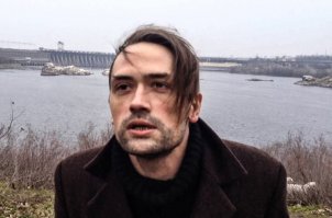 Он тоже сыграл блестяще..
Немой вопрос: КАК ТАК ТО????