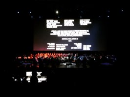 Год назад был на кинопоказе "Титаника" в БКЗ "Октябрьский" - фильм с субтитрами, а вся музыка исполнялась вживую большим симфоническим оркестром.