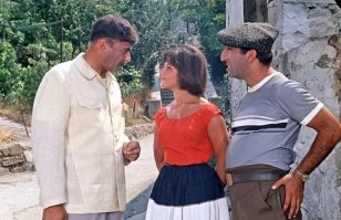 Это всё было в СССР. Выложу кадры из фильмов. Зажимать начали во времена "застолья".