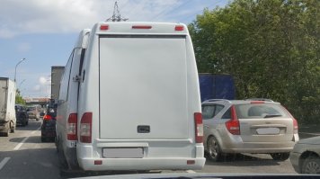 А где тут прикол? Штатный дополнительный багажник, за отдельную плату у дилера покупается. Может я удивлю, но такие и у автобусов бывают.