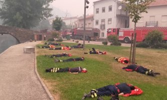 Ужас 
Пожарные в Португалии до того устали тушать пожар, что упали и сделали себе 25минутную паузу...