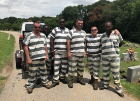 А мне другое стало интересно, глядя на этот снимок, в СШП на 6 белых 1 негр, а преступность среди черных в 6 раз выше, чем среди белых. Вот и получается счёт в тюрьме сравнивается - 3:3...