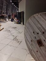 Плитка треснула, когда по ней прокатили тяжёлый груз.