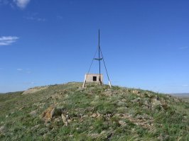 Ну повесть не совсем полная. Есть еще один Одиозный Герой той войны. Белый Барон /Помните песню в армии пели, Красная Армия всех сильней и там какой барон вспоминался. У Пелевина харизматика его  очень хорошо прорисована, Семенов подчинялся барону .Хрущеву пытались навязать посла ФРГ г. Унгера ,отмахивался всеми членами; "Хватит нам одного" Я там в тех местах с 79-81 года был. Фото -Семеновская сопка/ не мое/ и САМ Роман Фёдорович фон Унгерн-Штернберг. в/ч 64047