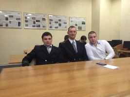 Что за форма у его товарищей? Правоохранители, что ли?