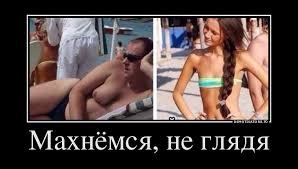 Обладательница большого бюста спускается по лестнице