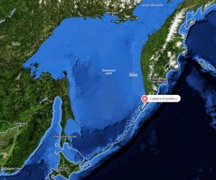 А где упоминание о цунами в Северо-Курильске 5 ноября 1952-го года?
Цунами было вызвано мощным землетрясением произошедшим 5 ноября в Тихом океане недалеко от южной оконечности Камчатского полуострова с магнитудой 8,3 по шкале Рихтера. Его очаг находился в море за 130 км от мыса Шипунского на глубине 2   3 километров.
Камчатское землетрясение охватило побережье на протяжении 700 км, от полуострова Кроноцкого до северных Курильских островов. Подземные толчки продолжались примерно полчаса. Само землетрясение не принесло значительных разрушений, однако вызвало цунами. Через час после землетрясения пришла первая волна. Она похоронила под собой многих жителей Северо-Курильска. Люди побежали в сопки буквально в нижнем белье и поэтому, когда вода отступила, многие вернулись обратно.
Спустя двадцать минут город накрыла вторая, более страшная волна. Её высота достигала высоты пятиэтажного дома. Она застигла людей врасплох, и уничтожила остававшиеся здания. После неё последовал третий вал.
Он был слабее и лишь завершил начатое первыми двумя разрушение, выбросив на берег обломки зданий с домашней утварью.
После цунами в Северо-Курильске сохранилась только располагавшаяся на вздымающейся над побережьем террасе небольшая часть города.
Три волны высотой до 15 18 метров (по разным источникам) уничтожили город Северо-Курильск и нанесли ущерб ряду прочих населённых пунктов. По официальным данным, погибло 2.336 человек -- почти половину населения.