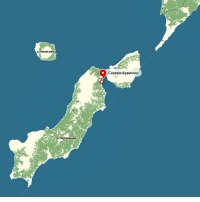 А где упоминание о цунами в Северо-Курильске 5 ноября 1952-го года?
Цунами было вызвано мощным землетрясением произошедшим 5 ноября в Тихом океане недалеко от южной оконечности Камчатского полуострова с магнитудой 8,3 по шкале Рихтера. Его очаг находился в море за 130 км от мыса Шипунского на глубине 2   3 километров.
Камчатское землетрясение охватило побережье на протяжении 700 км, от полуострова Кроноцкого до северных Курильских островов. Подземные толчки продолжались примерно полчаса. Само землетрясение не принесло значительных разрушений, однако вызвало цунами. Через час после землетрясения пришла первая волна. Она похоронила под собой многих жителей Северо-Курильска. Люди побежали в сопки буквально в нижнем белье и поэтому, когда вода отступила, многие вернулись обратно.
Спустя двадцать минут город накрыла вторая, более страшная волна. Её высота достигала высоты пятиэтажного дома. Она застигла людей врасплох, и уничтожила остававшиеся здания. После неё последовал третий вал.
Он был слабее и лишь завершил начатое первыми двумя разрушение, выбросив на берег обломки зданий с домашней утварью.
После цунами в Северо-Курильске сохранилась только располагавшаяся на вздымающейся над побережьем террасе небольшая часть города.
Три волны высотой до 15 18 метров (по разным источникам) уничтожили город Северо-Курильск и нанесли ущерб ряду прочих населённых пунктов. По официальным данным, погибло 2.336 человек -- почти половину населения.