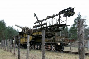 305-мм артиллерийская установка ТМ-3-12 
При массе снаряда от 231 до 467 кг  дальность стрельбы , соответственно, от 127 до 53 км.
Форт "Красная Горка" ( Алексеевский ).