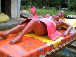 В Гане людей хоронят в гробах в виде банки пива, фотоаппарата и омара