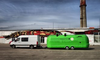 Мой кошмар, постоянно с прицепами езжу, один раз у меня с прицепа катер свалился, узнал об этом на заправке километров за 50, вернулся - лежит себе на обочине, скулу не много поцарапал, хозяину потом сказал что при погрузке задели...  по этой даче - ( у меня у самого примерно такая есть) они старые 20-25 лет, прицепное изношено, и вообще это изогнутая пластина толщиной 1,5 мм на 2 болтах, ломается часто, у меня на всех прицепах по ломанному уголки наварены, тормоза ( если были подключены и рабочие) на одноосном прицепе что дохлому припарка - он поедет куда угодно, колёса тормозят по разному. реально спасает толстая цепь, ломаются всегда прицепы ( у меня ломались раз 5 дышла-прицепные, 2 или 3 раза соскакивали с шара незастопоренные) , цепь будет тащить прицеп, только не тормози резко.