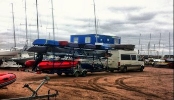 Мой кошмар, постоянно с прицепами езжу, один раз у меня с прицепа катер свалился, узнал об этом на заправке километров за 50, вернулся - лежит себе на обочине, скулу не много поцарапал, хозяину потом сказал что при погрузке задели...  по этой даче - ( у меня у самого примерно такая есть) они старые 20-25 лет, прицепное изношено, и вообще это изогнутая пластина толщиной 1,5 мм на 2 болтах, ломается часто, у меня на всех прицепах по ломанному уголки наварены, тормоза ( если были подключены и рабочие) на одноосном прицепе что дохлому припарка - он поедет куда угодно, колёса тормозят по разному. реально спасает толстая цепь, ломаются всегда прицепы ( у меня ломались раз 5 дышла-прицепные, 2 или 3 раза соскакивали с шара незастопоренные) , цепь будет тащить прицеп, только не тормози резко.