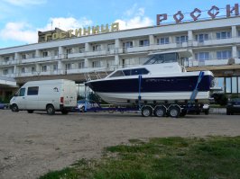 Мой кошмар, постоянно с прицепами езжу, один раз у меня с прицепа катер свалился, узнал об этом на заправке километров за 50, вернулся - лежит себе на обочине, скулу не много поцарапал, хозяину потом сказал что при погрузке задели...  по этой даче - ( у меня у самого примерно такая есть) они старые 20-25 лет, прицепное изношено, и вообще это изогнутая пластина толщиной 1,5 мм на 2 болтах, ломается часто, у меня на всех прицепах по ломанному уголки наварены, тормоза ( если были подключены и рабочие) на одноосном прицепе что дохлому припарка - он поедет куда угодно, колёса тормозят по разному. реально спасает толстая цепь, ломаются всегда прицепы ( у меня ломались раз 5 дышла-прицепные, 2 или 3 раза соскакивали с шара незастопоренные) , цепь будет тащить прицеп, только не тормози резко.