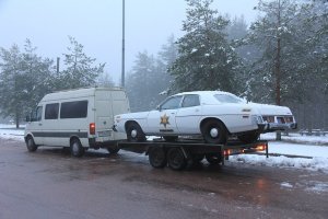 Мой кошмар, постоянно с прицепами езжу, один раз у меня с прицепа катер свалился, узнал об этом на заправке километров за 50, вернулся - лежит себе на обочине, скулу не много поцарапал, хозяину потом сказал что при погрузке задели...  по этой даче - ( у меня у самого примерно такая есть) они старые 20-25 лет, прицепное изношено, и вообще это изогнутая пластина толщиной 1,5 мм на 2 болтах, ломается часто, у меня на всех прицепах по ломанному уголки наварены, тормоза ( если были подключены и рабочие) на одноосном прицепе что дохлому припарка - он поедет куда угодно, колёса тормозят по разному. реально спасает толстая цепь, ломаются всегда прицепы ( у меня ломались раз 5 дышла-прицепные, 2 или 3 раза соскакивали с шара незастопоренные) , цепь будет тащить прицеп, только не тормози резко.