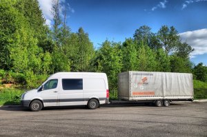 Мой кошмар, постоянно с прицепами езжу, один раз у меня с прицепа катер свалился, узнал об этом на заправке километров за 50, вернулся - лежит себе на обочине, скулу не много поцарапал, хозяину потом сказал что при погрузке задели...  по этой даче - ( у меня у самого примерно такая есть) они старые 20-25 лет, прицепное изношено, и вообще это изогнутая пластина толщиной 1,5 мм на 2 болтах, ломается часто, у меня на всех прицепах по ломанному уголки наварены, тормоза ( если были подключены и рабочие) на одноосном прицепе что дохлому припарка - он поедет куда угодно, колёса тормозят по разному. реально спасает толстая цепь, ломаются всегда прицепы ( у меня ломались раз 5 дышла-прицепные, 2 или 3 раза соскакивали с шара незастопоренные) , цепь будет тащить прицеп, только не тормози резко.