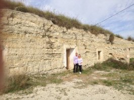 Это именно он и есть на первом фото))
И чем штукатурка и покраска может помочь