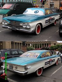 Она стоит в Питере на Невском проспекте, недавно там были и видели ее.