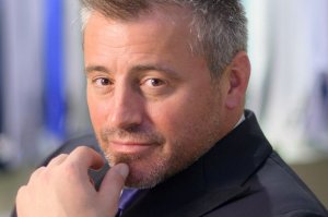 А почему Мэтта не современную фотографию поставили?

Они отлично выглядит в свой полтос. Лучше всех из компании "друзей"