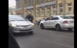 Здаёцца мне, дед в заднюю тачку сел!