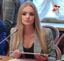 Когда эта написала, что она успешная (?) и богатая. И у нее тоже было трудное детство...
Успешной можно назвать китаянку Чжоу, которая зубами и ногтями вырвала свой шанс. Успешным можно назвать американца (?) Маска, который своим умом и упорству прорывается к своей мечте на Марс. Но когда, какая-то мокр0щелка называет себя успешной? В чем она успешная? В том, что тысячи дурочек читают её инст и подражают ей? В том, что живет в Париже и видит глаза парижан, брезгливо шепчущиеся у нее за спиной "Это дочь того вора?" В том, что она рассказывает сказки о своей жизни, в которой папа ее не такой уж г0вno?