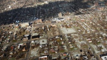 Этого не увидеть из NY
В Москве тоже настроено транспортных колец и дороги в центре на 5-ку и так же можно сказать : Вот по настоящему богатая страна.
Поезжай в Детройт