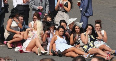 я раньше не верил, что там бабы как крокадилы,
ну думал, да просто в своих дешёвых кабаках ну не встречали нормальных леди!

но потом и на леди посмотрел (не в живую, да в живую и не нужно, есть же интернет и веб камеры)
ну так вот.... крокодилы их бабы!
и не один литр водяры нужно употребить, чтоб на них внимание обратить

вот одна фотка "леди" (голубая е-б-а-т-ь его током кровь)
а вторая фотка, наши русские девушки
(и если считаете, что русские девушки ну простушки... хер вы угодали, если она сама тебя не выберет! на хромой козе к ней не подъедешь  )

сами определите, по фото и по характеру, где британские коровы, и где русские девчата? :)