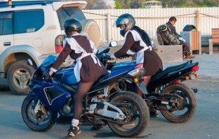 я раньше не верил, что там бабы как крокадилы,
ну думал, да просто в своих дешёвых кабаках ну не встречали нормальных леди!

но потом и на леди посмотрел (не в живую, да в живую и не нужно, есть же интернет и веб камеры)
ну так вот.... крокодилы их бабы!
и не один литр водяры нужно употребить, чтоб на них внимание обратить

вот одна фотка "леди" (голубая е-б-а-т-ь его током кровь)
а вторая фотка, наши русские девушки
(и если считаете, что русские девушки ну простушки... хер вы угодали, если она сама тебя не выберет! на хромой козе к ней не подъедешь  )

сами определите, по фото и по характеру, где британские коровы, и где русские девчата? :)