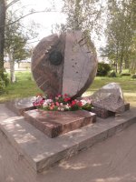 За Путина не скажу, а вот убийство М. Маневича довелось увидеть. Синяя Вольво вылетела с ул. Рубинштейна на Невский - там только правый поворот, свернула налево, на встречку, и остановилась. Я ехал по Невскому от пл. Восстания в левом ряду. Я проехал практически вплотную - в соседнем ряду. Что там произошло, узнал уже позже. 



Это надгробие на Волковом кладбище.