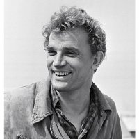 Наших актеров тоже хватает.
Евгений Урбанский - перевернулась машина на съемках