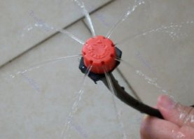 Давно пробовал делать из б/у систем, причем даже не к бутылкам, а к общей системе. Короче, сутки ещ епрокапает, а потом будете крутить регуляторы, можно по два раза в день. Потом надоесть и все выкинете.
Выход есть - возьмите на али маленькие разбрызгиватели, электроклапан и таймер и включайте по пять минут каждый час, надежнее в тыщу раз.
50штук брызгалок 1,8$, пороетесь наборы найдете с трубками, тройничками,ввертышами и т.п. Себе в малине устроил вместо забивавшихся труб с просверленными отверстиями, в которые (2мм!) постоянно лезли слизняки и закупоривали потом их по давлением.