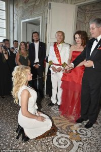 Лжепринц, присвоивший Памеле Андерсон титул графини, арестован за аферу