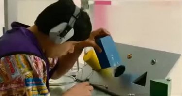 Не слишком сообразительные спасители долго не могли понять, как достать девочку из ловушки