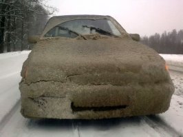 Явно не в РФ снято, иначе фары бы растопили налипший снег.
Либо, он не по правилам едет.